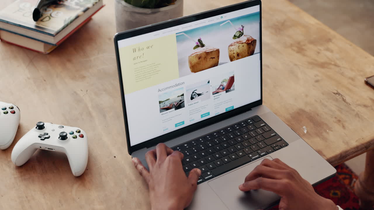manos de pareja, sitio web y viajes en computadora portátil