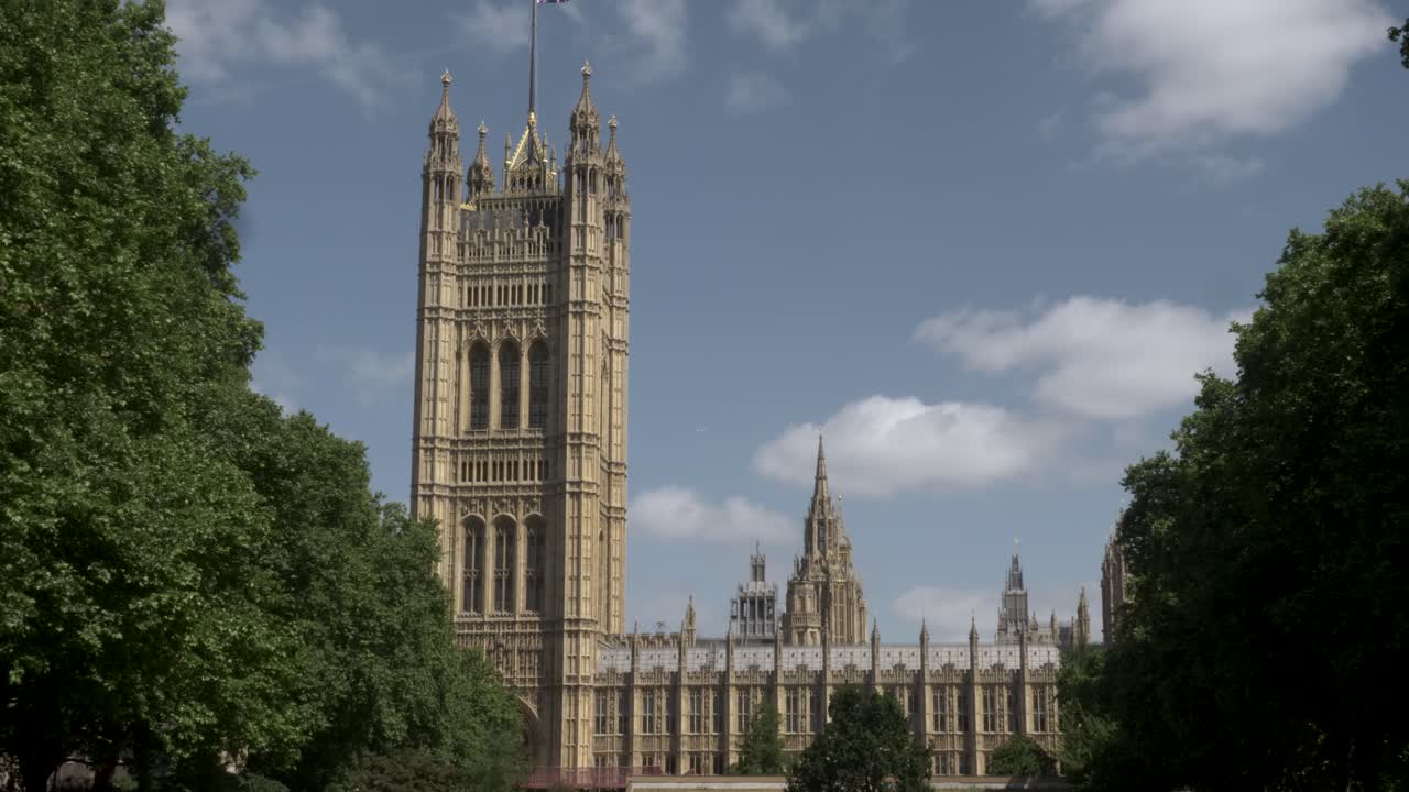 Mặt ngoài Cung điện Westminster với Tháp Victoria ở phía Tây Nam