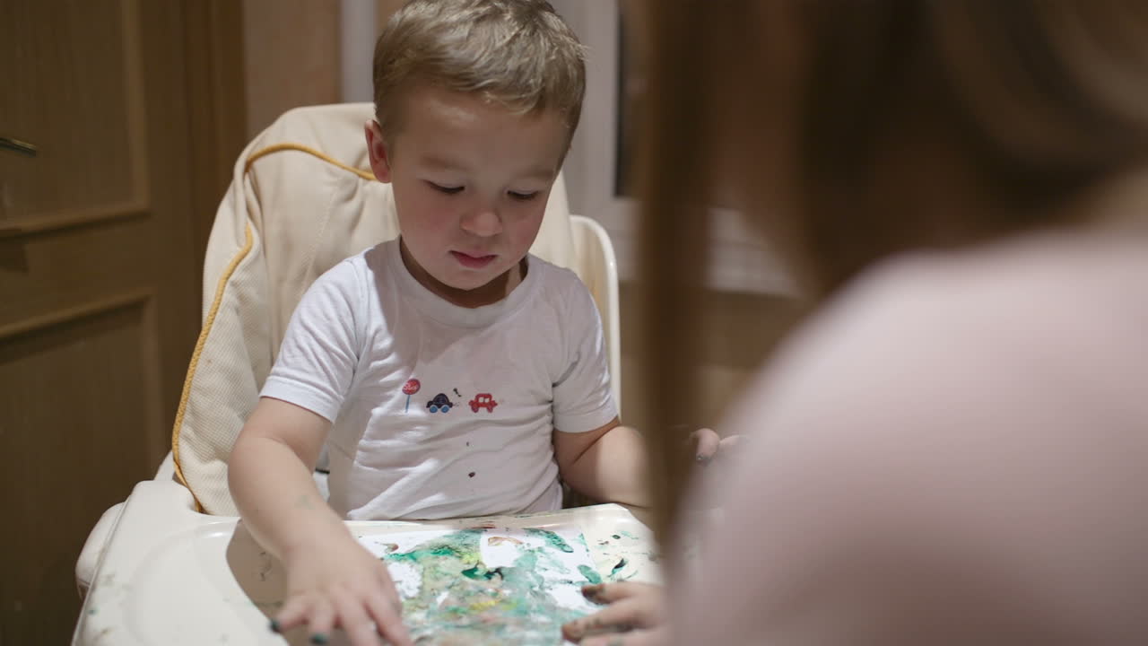 Madre e figlio che dipingono