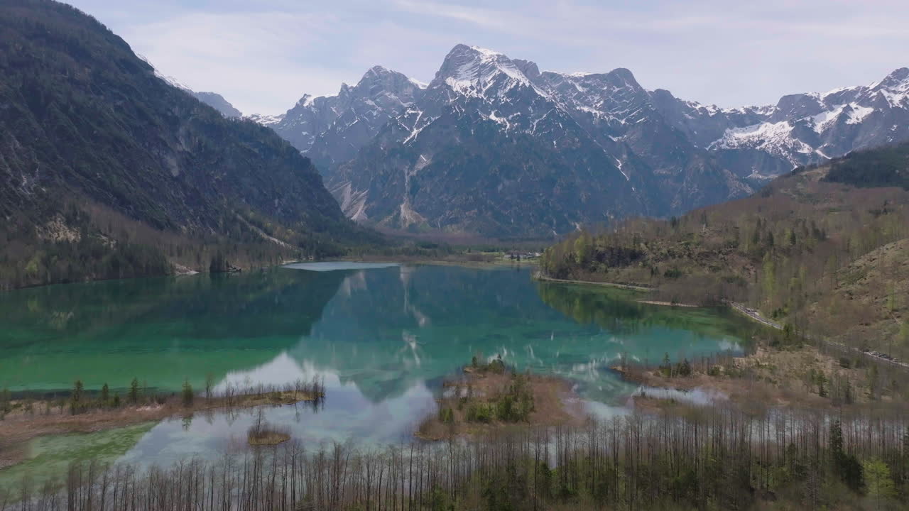 항공 전망, 오스트리아 알프스의 평화로운 풍경, 알프스 호수 및 눈  ⁇ 인 정상의 거울 반사