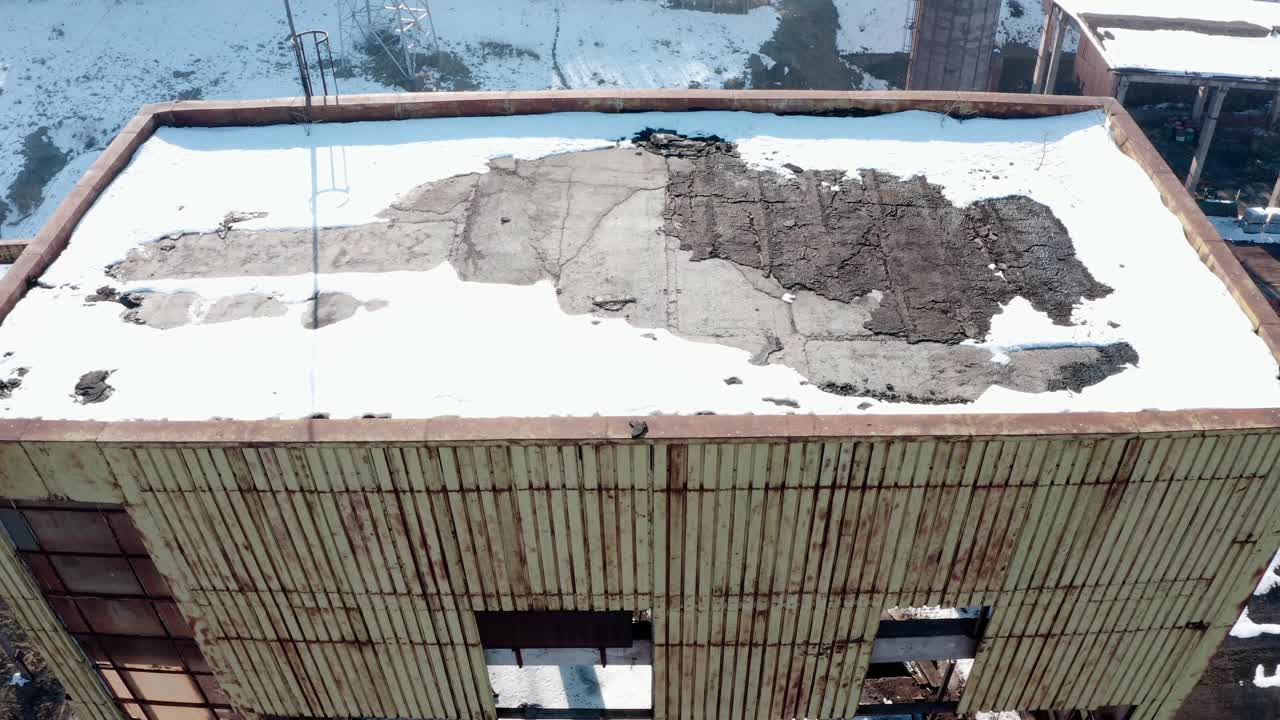 los pájaros vuelan a través de un viejo edificio industrial abandonado, una grúa aérea derribada