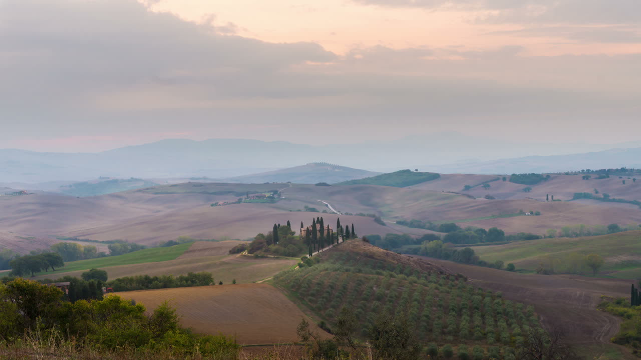 el lapso de tiempo del amanecer del paisaje de la toscana en italia