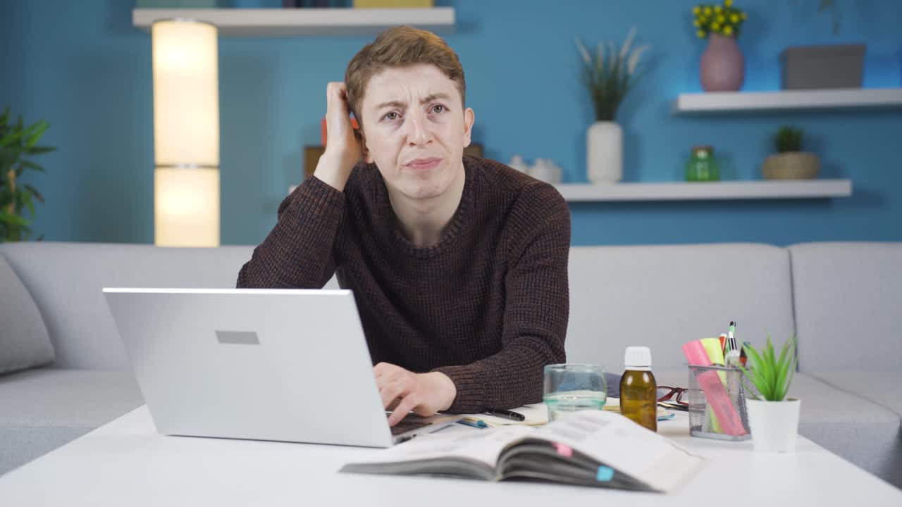un estudiante aburrido usando una computadora portátil.