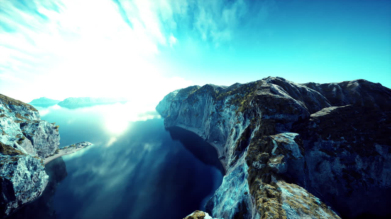 만 을 가진 해안 산악 풍경