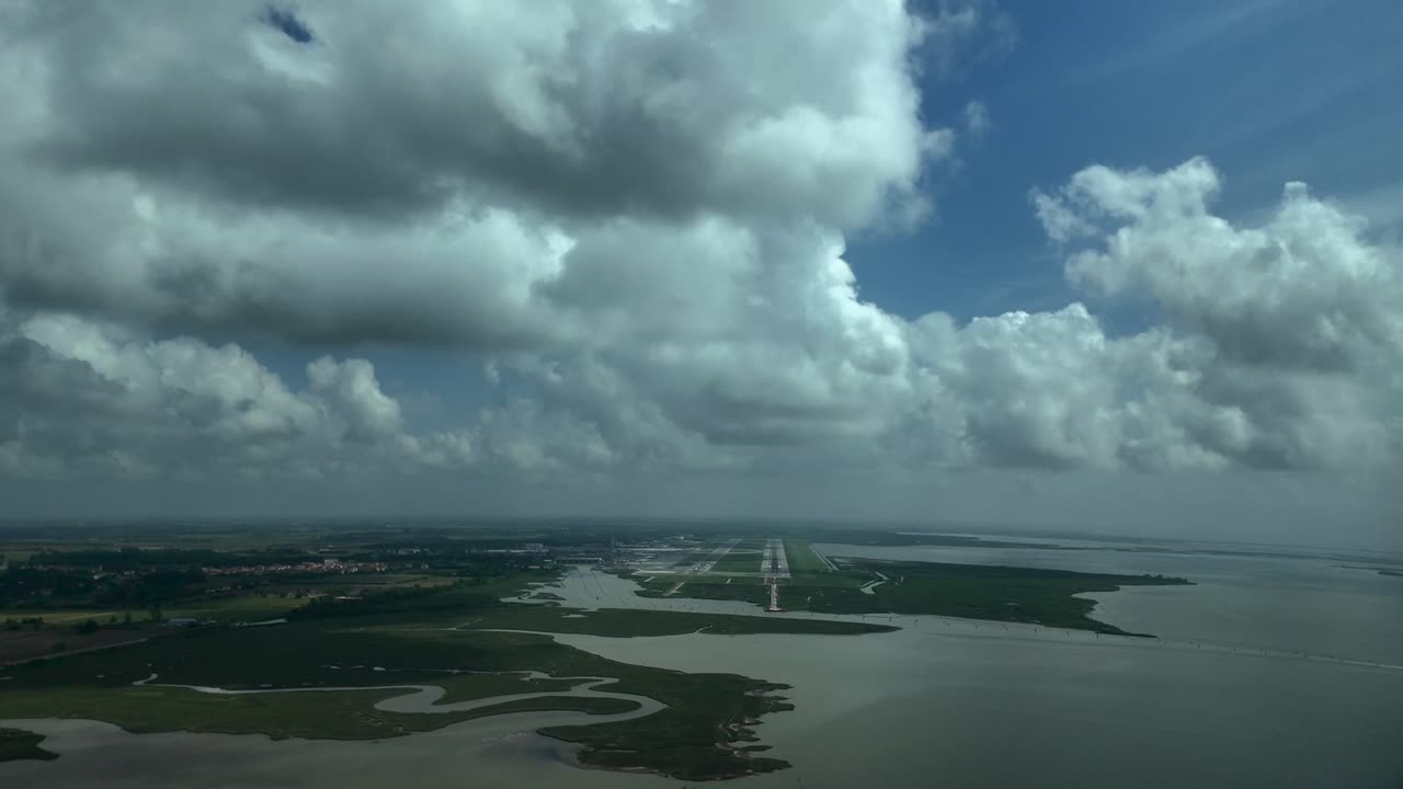 piloto aéreo pov del aeropuerto de venecia, italia