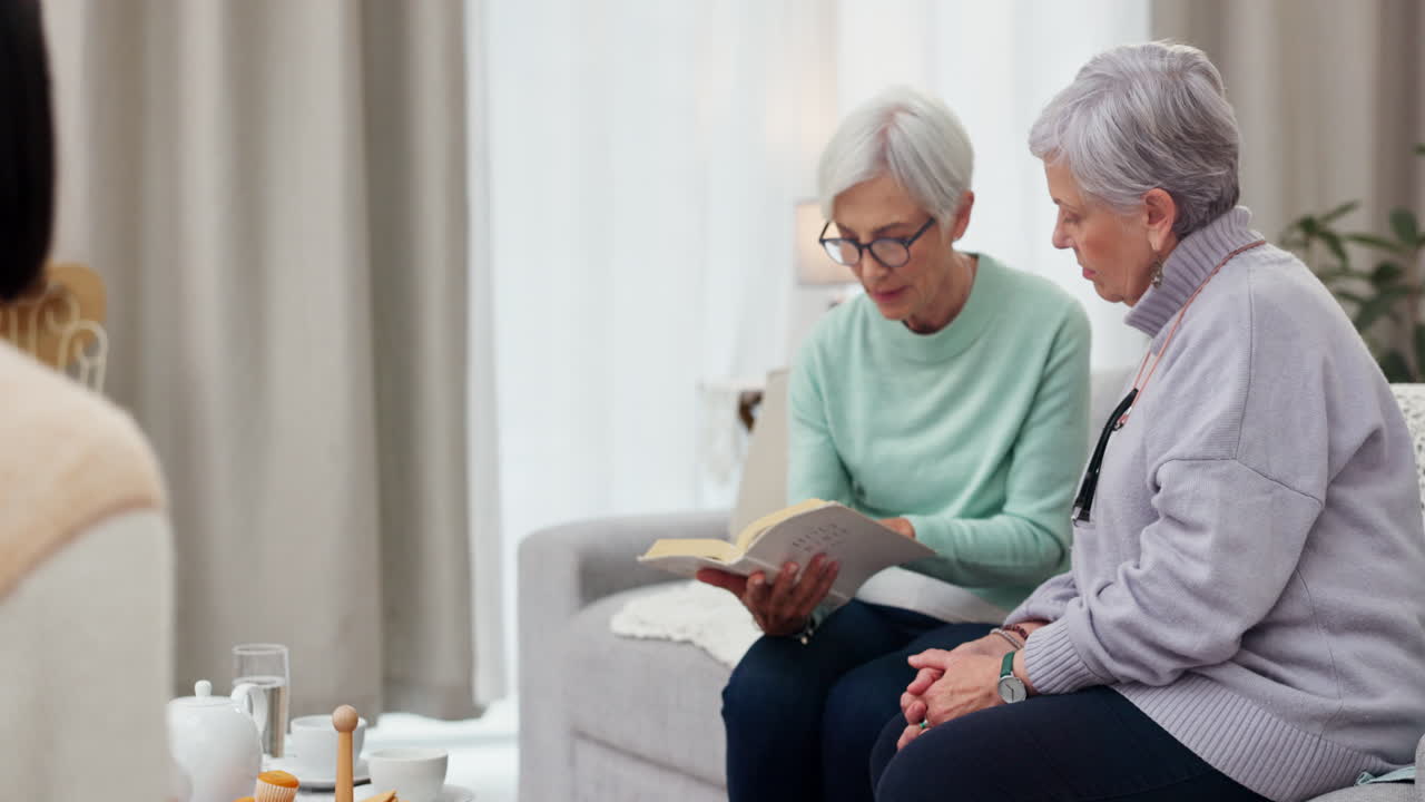 독서, 책 클럽 및 노인 여성 친구
