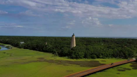 Acercándose-Al-Antiguo-Baldy-Light-House-En-Bald-Head-Island-Carolina-Del-Norte