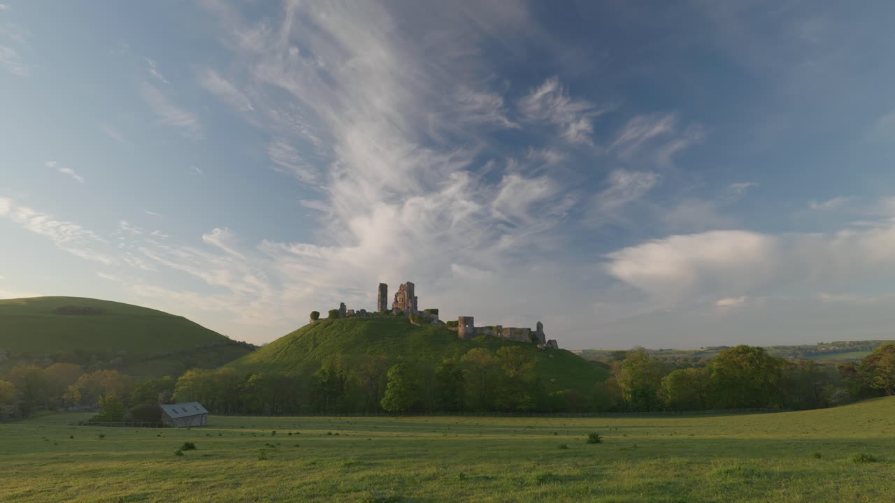 toma dramática del castillo de corfe y la campiña inglesa circundante