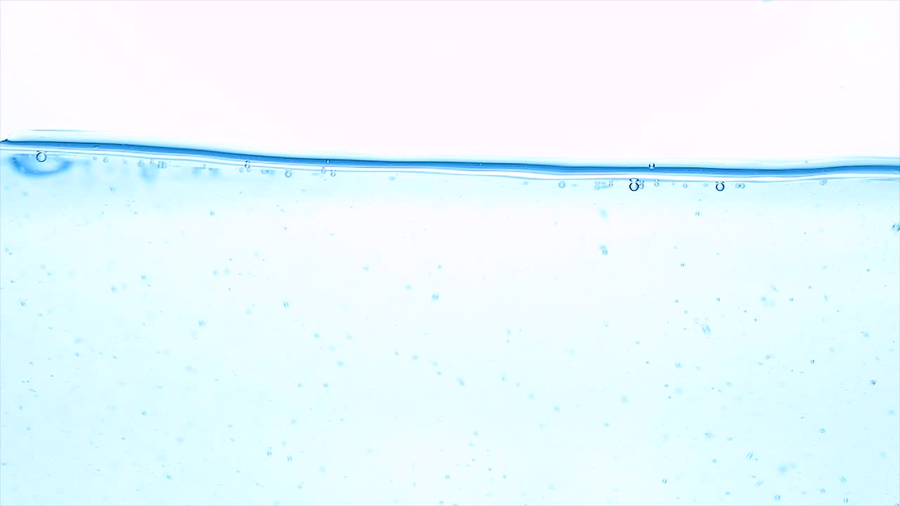 물을 슬로우 모션으로 가 ⁇ 게 찍습니다.