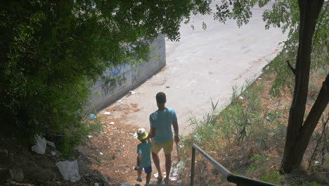 En-La-Ciudad-De-Perea-Grecia-En-El-Parque-Bajando-Las-Escaleras-Padre-Con-Su-Hijo