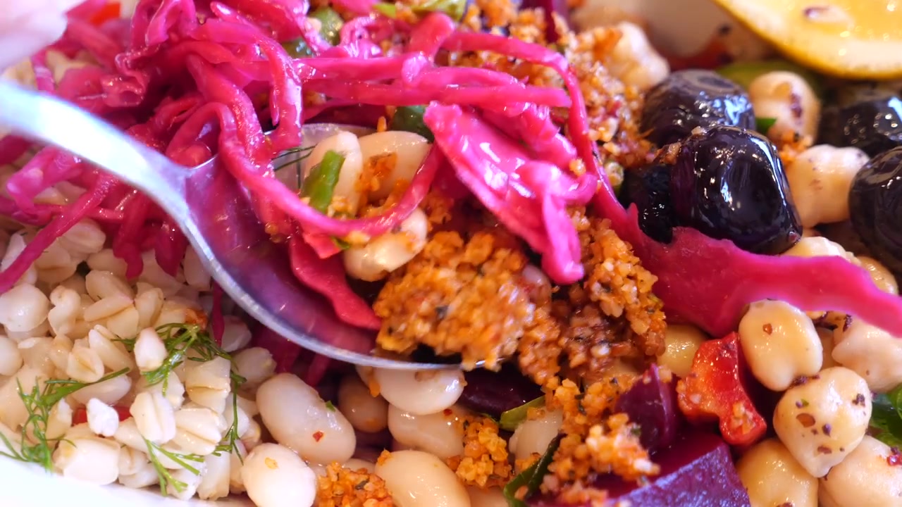 Mescolare una vivace insalata salutare con ceci, olive e cavolo sottaceto.