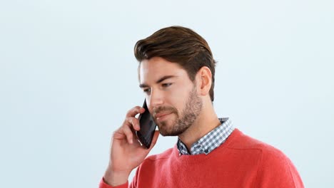 hombre sonriente hablando por teléfono móvil 4k