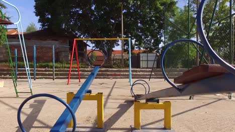 parque vacío para niños dos balancines en frente