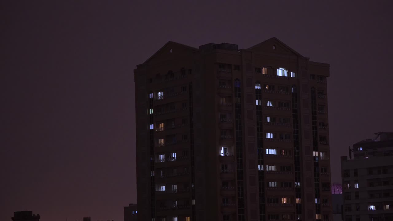 Fulmini e tuoni su Sharjah durante un temporale il 27 marzo 2026.
