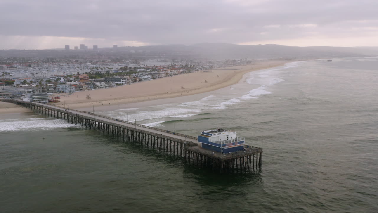 뉴포트 비치 부두, 바다 및 도시의 공중 드론 시차 샷 - 4k uhd
