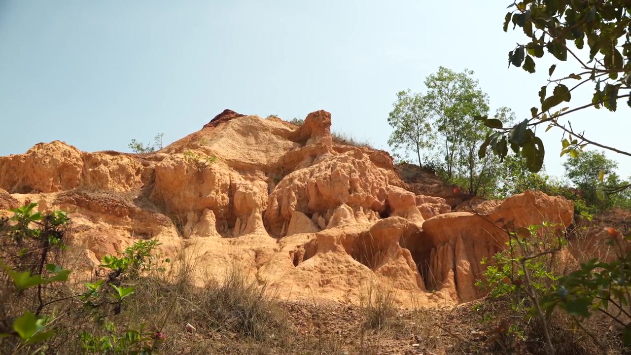 Canyon naturale, profondo e con terreno rosso, situato lungo il fiume Shilabati vicino a Garhbeta nel distretto di Paschim Medinipur, nel Bengala Occidentale. È una popolare meta turistica.