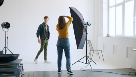 sesión de fotos de moda en un estudio