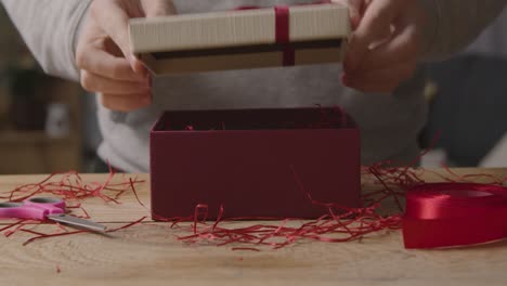 primer plano de hombre en casa regalo envolviendo romántico san valentín presente en caja 3