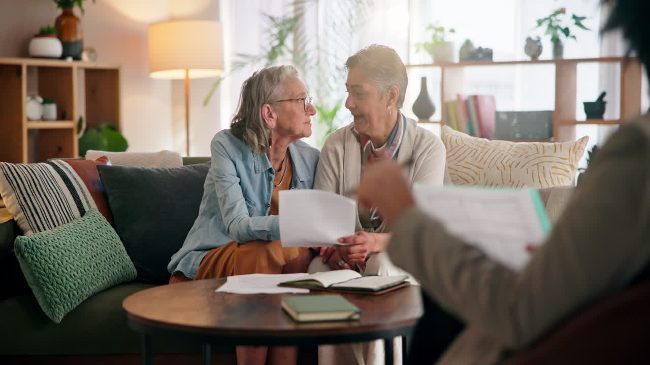 mujeres de edad avanzada en consulta con un profesional