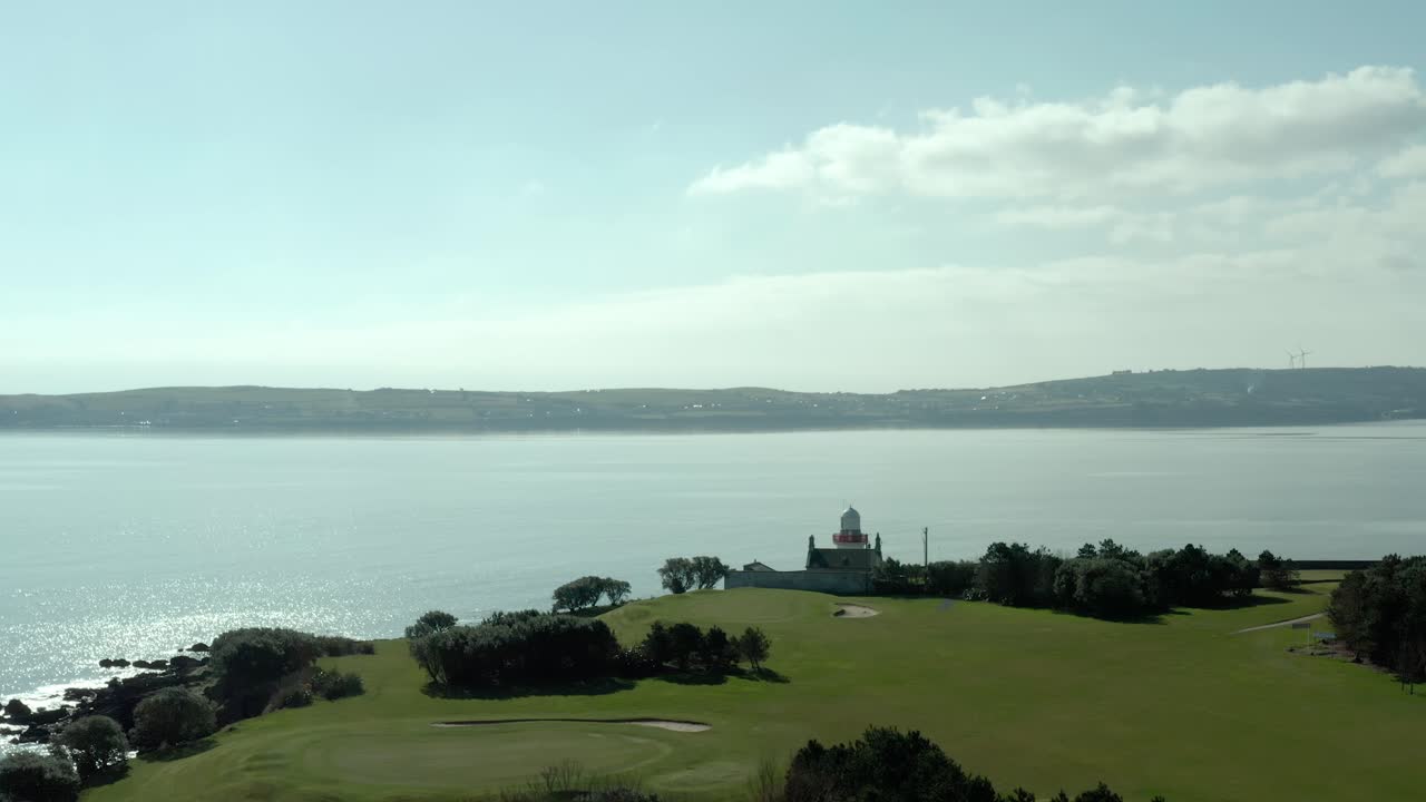 여름날 먼 거리에 있는 등대의 광각 드론 샷