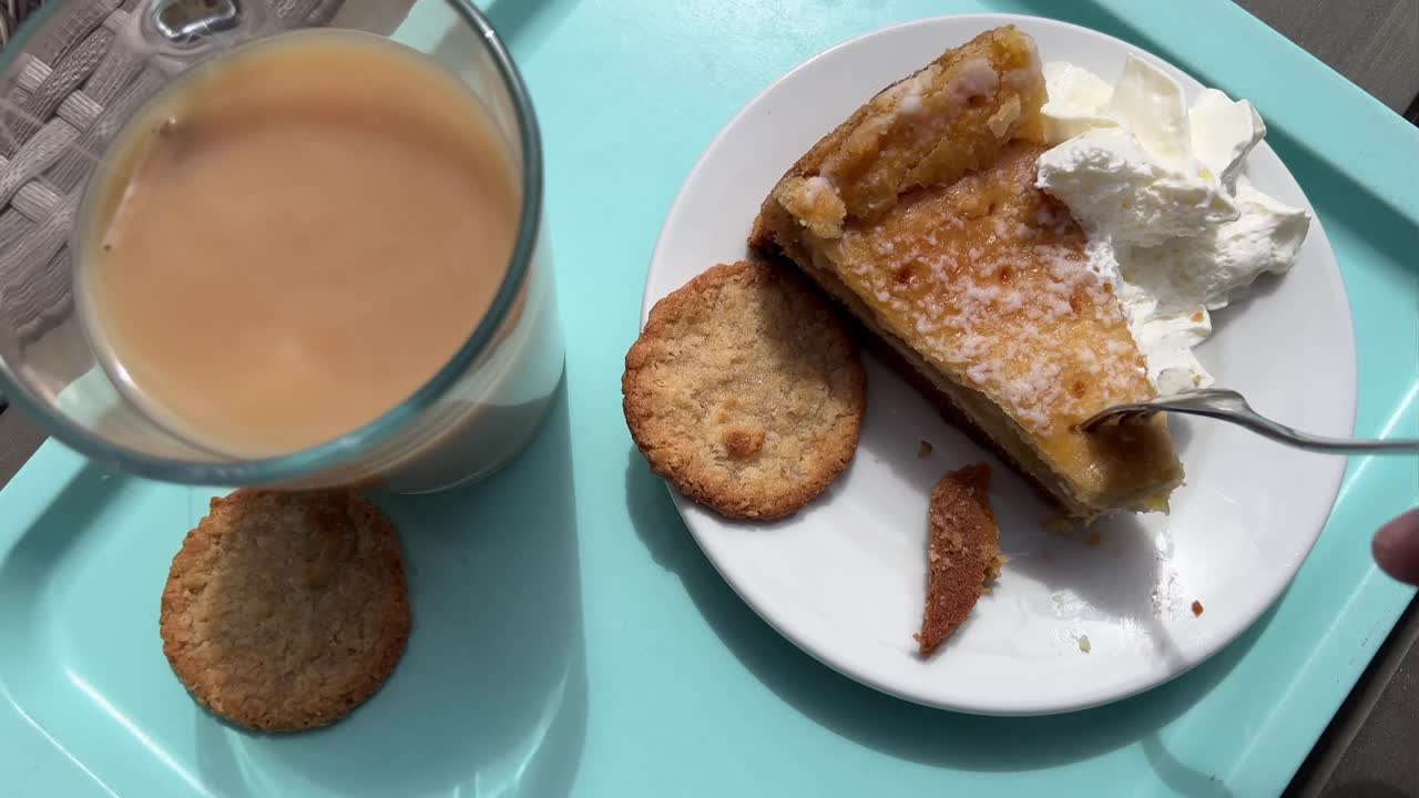 휘핑 크림과 함께 사과 케이크를 먹고