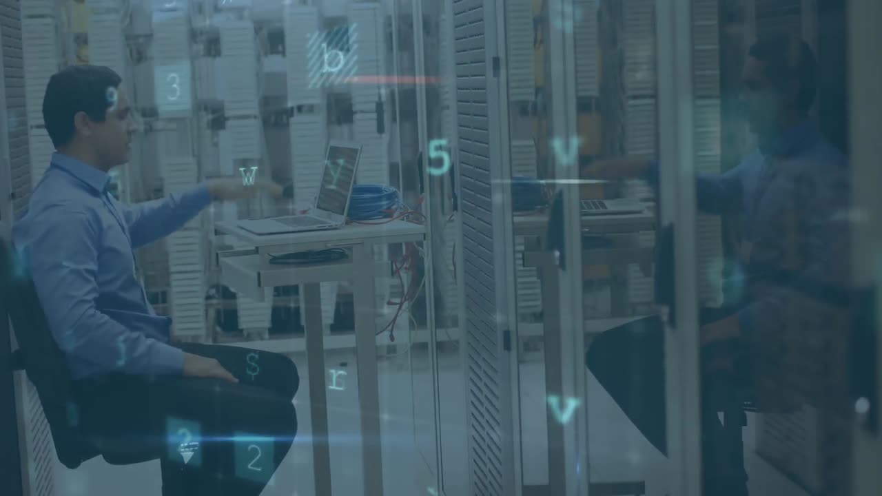 경고 메시지가 전면에 나타나는 동안 컴퓨터 서버에서 일하는 사람