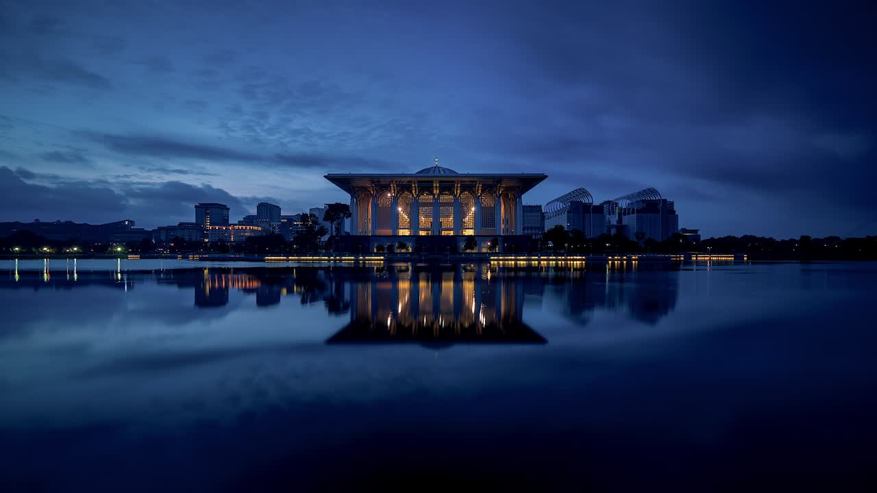 쿠알라 푸르에서 철 모스크의 해가 뜨는 4k tl.