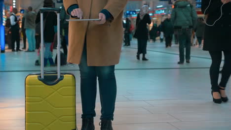 mujer viajera usando almohadilla en el aeropuerto