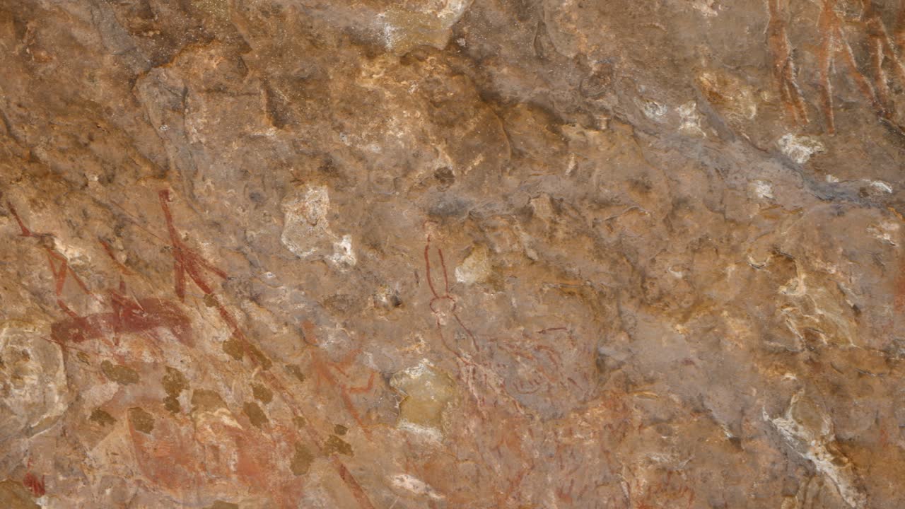 고대 캐니언 벽 에 있는 신생대 암석 미술 그림 과 픽토그래프 를 가로질러