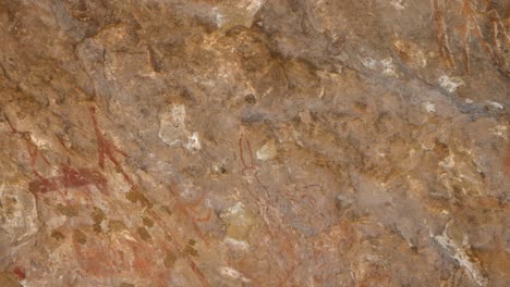 pinturas de arte rupestre neolítico y pictografías en la antigua pared del cañón
