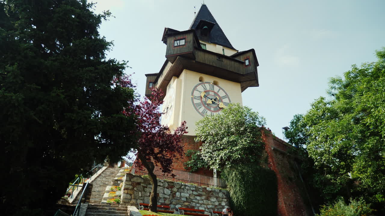la famosa torre del reloj antiguo en la ciudad de graz austria