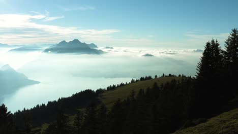 Luftaufnahme-über-Eine-Atemberaubende-Berglandschaft-Mit-Nebelbedeckten-Bergen-Und-Einem-See