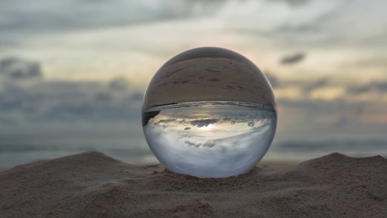 la bola de cristal del lapso del tiempo en el atardecer azul.