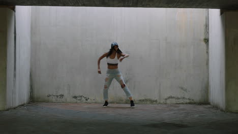 Mujer-Bailando-Joven-Bailarina-Callejera-De-Raza-Mixta-Realizando-Movimientos-De-Hip-Hop-Estilo-Libre-Disfrutando-De-La-Expresión-De-Danza-Moderna-Practicando-En-Un-Almacén-Sucio