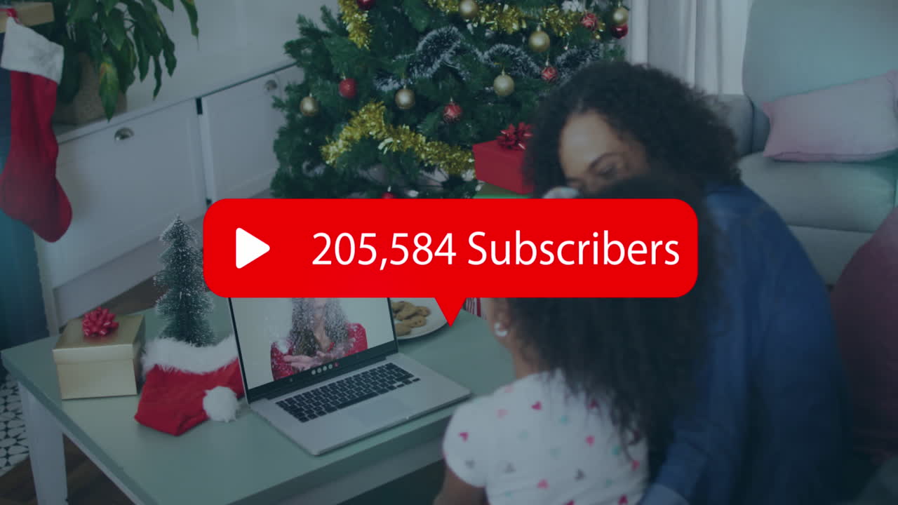 animación de suscriptores de texto con número sobre madre y hija afroamericanas usando portátil.