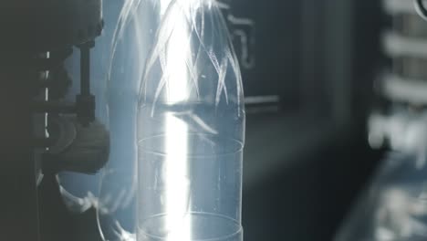 la máquina de llenado automático vierte agua en botellas de plástico para mascotas en una moderna planta de bebidas