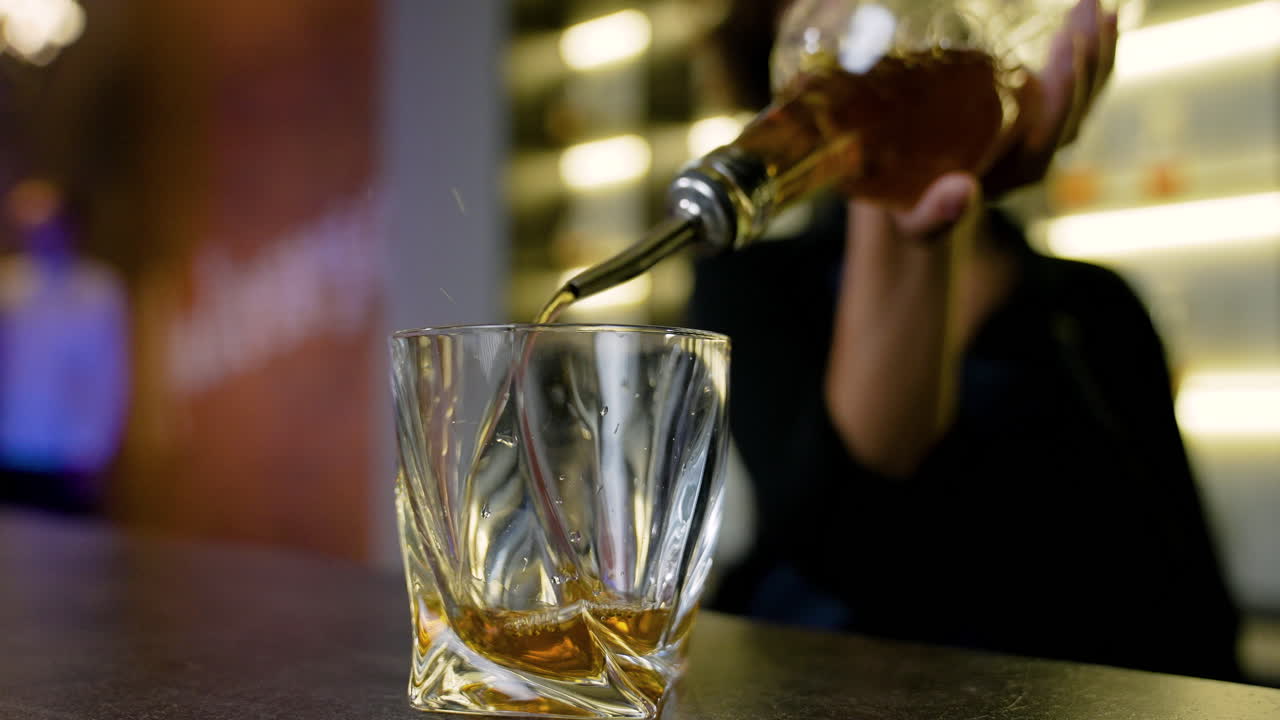 음료 를 제공 하는 바텐더