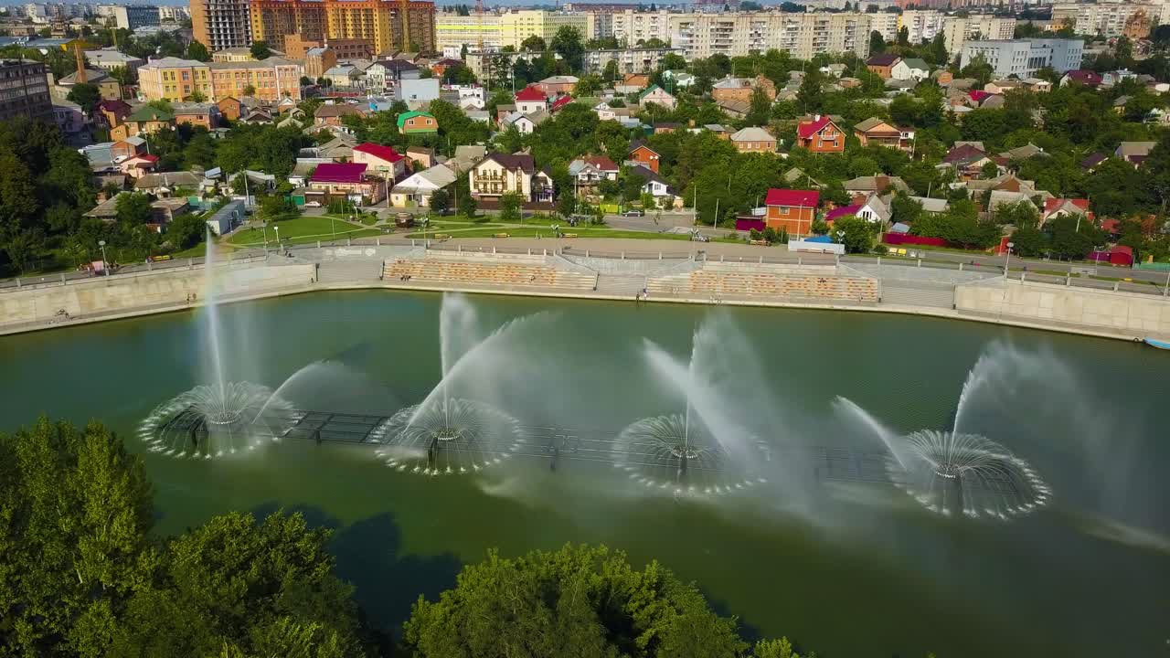 강에 있는 매우 큰 동적 분수 01