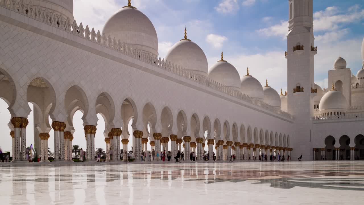 giorno soleggiato la più famosa sala della grande moschea di abu dhabi panorama 4k time lapse uae