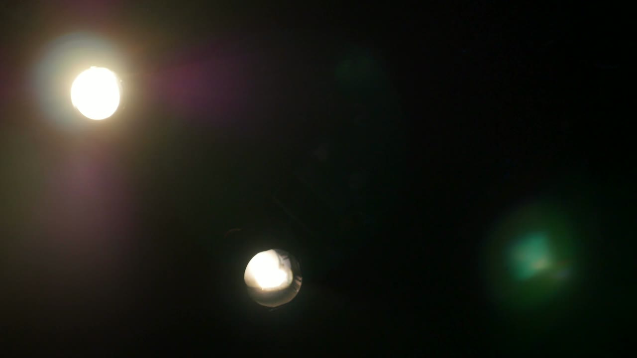 las luces del estudio se encienden y apagan el tiro se mueve al final de la derecha a la izquierda