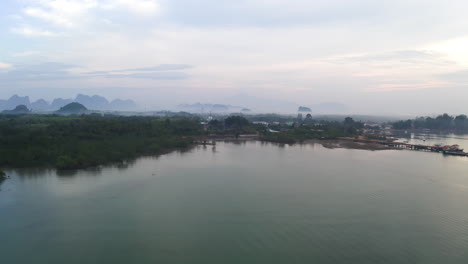 Paisaje-Costero-Tropical-De-Tailandia-Con-Embarcadero-En-Neblina-Matutina