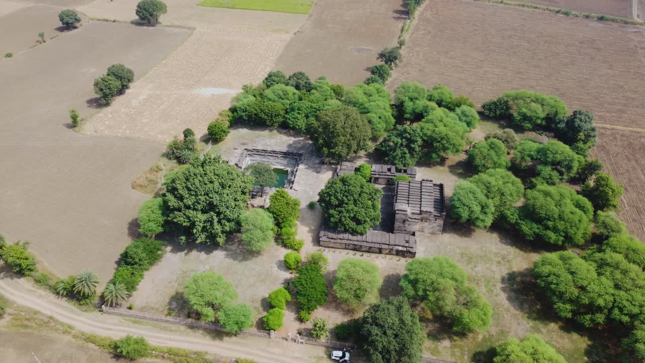 고대 힌두교의 시브 사원과 란노드 수도원의 공중 드론 촬영 중야 프라데시의 시브푸리