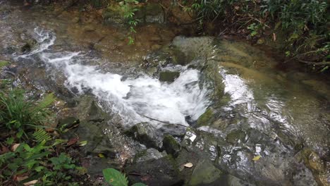 Corriente-De-Agua-Blanca-Que-Fluye-Por-Un-Valle