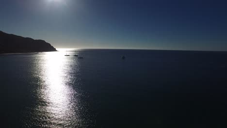 Toma-Aérea-De-Veleros-Con-Luz-De-Fondo-Solar,-Parque-Nacional-Cabo-Pulmo,-Baja-California-Sur