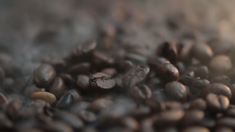 Macro-Time-lapse-De-Un-Humo-Se-Eleva-Por-Encima-Del-Grano-De-Café