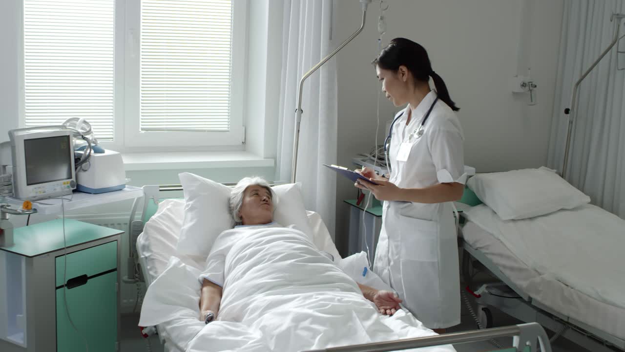 doctora hablando con el paciente durante las rondas matutinas.