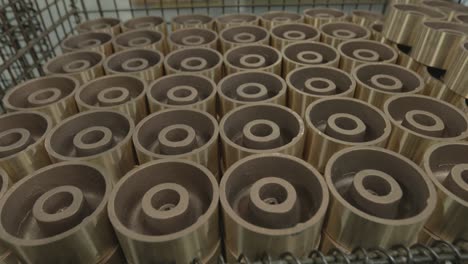 piezas de bronce en una fábrica