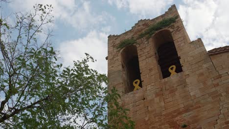 Quadratischer-Glockenturm-Mit-Halbkreisbögen-Der-Kirche-Sant-Pere-De-Pals-In-Pals,-Katalonien,-Spanien