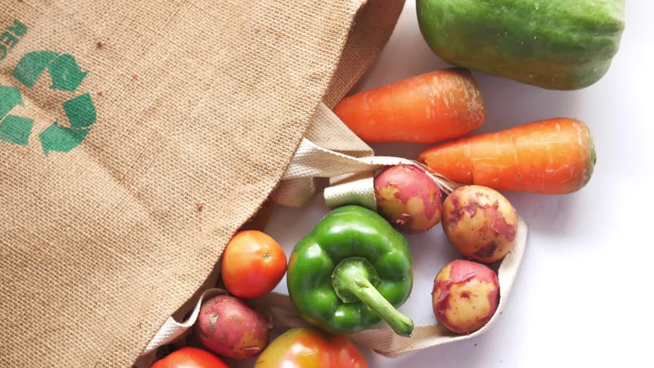 flechas recicladas señalan en una bolsa de compras con verduras ,