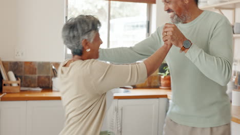 Amor,-Pareja-Mayor-Y-Baile-En-La-Cocina